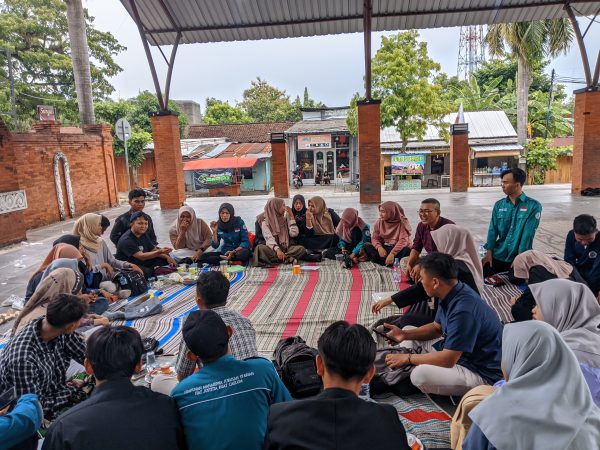 Diskusi & Pelatihan Public Speaking Kolaborasi Kegiatan Antara HMJ Syari'ah dan Hima FITK yang Di Laksanakan di Lapangan Taman Tuk Buntung Cepu